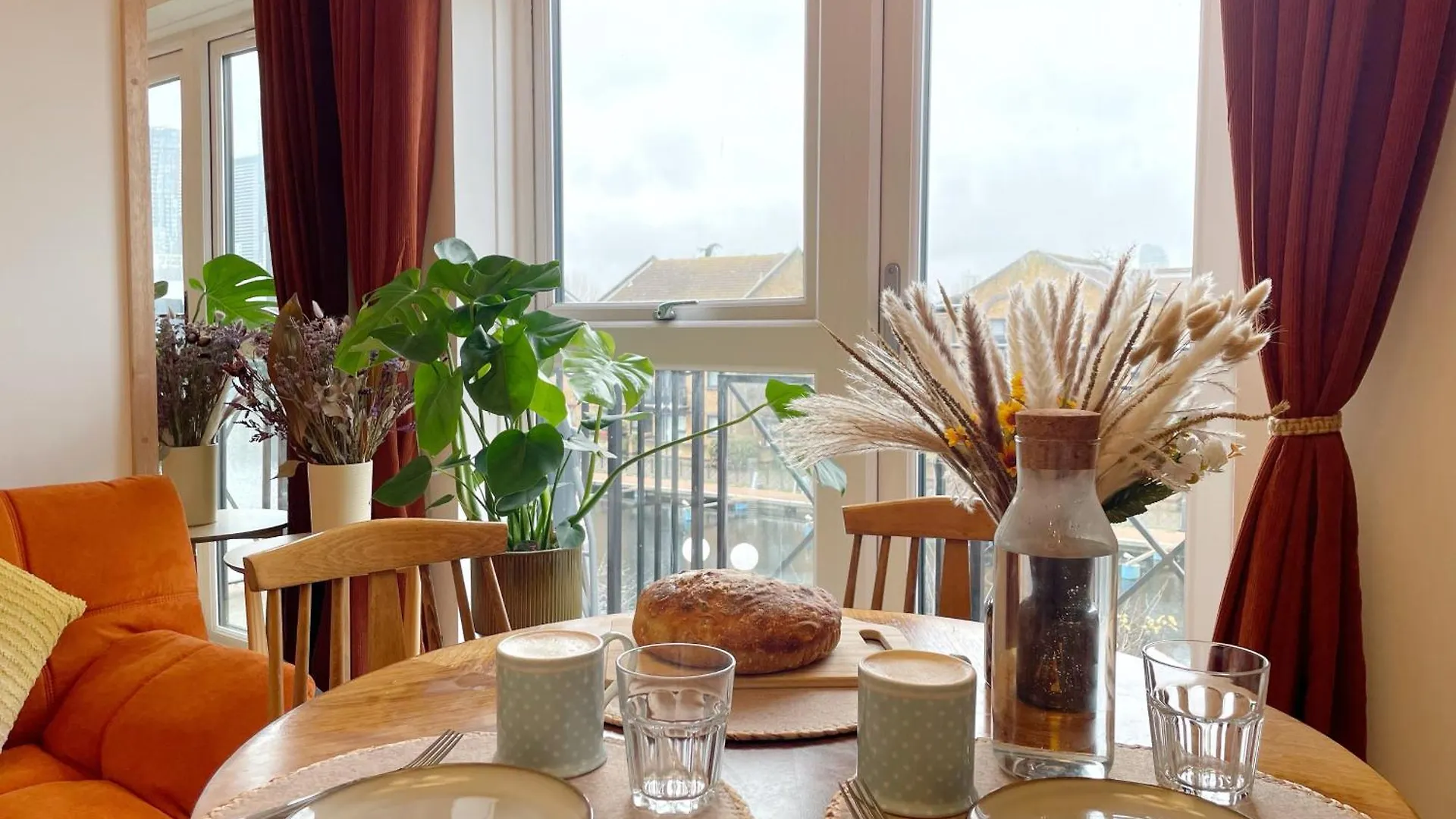 Canary Wharf Waterside Flat London