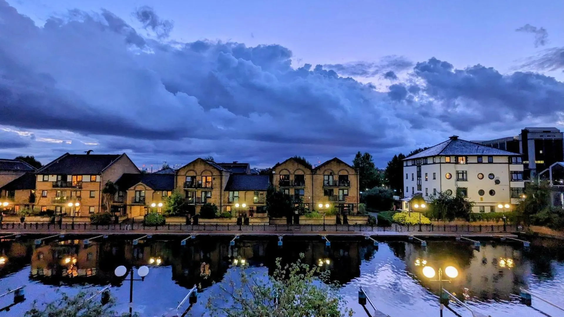 Canary Wharf Waterside Flat London