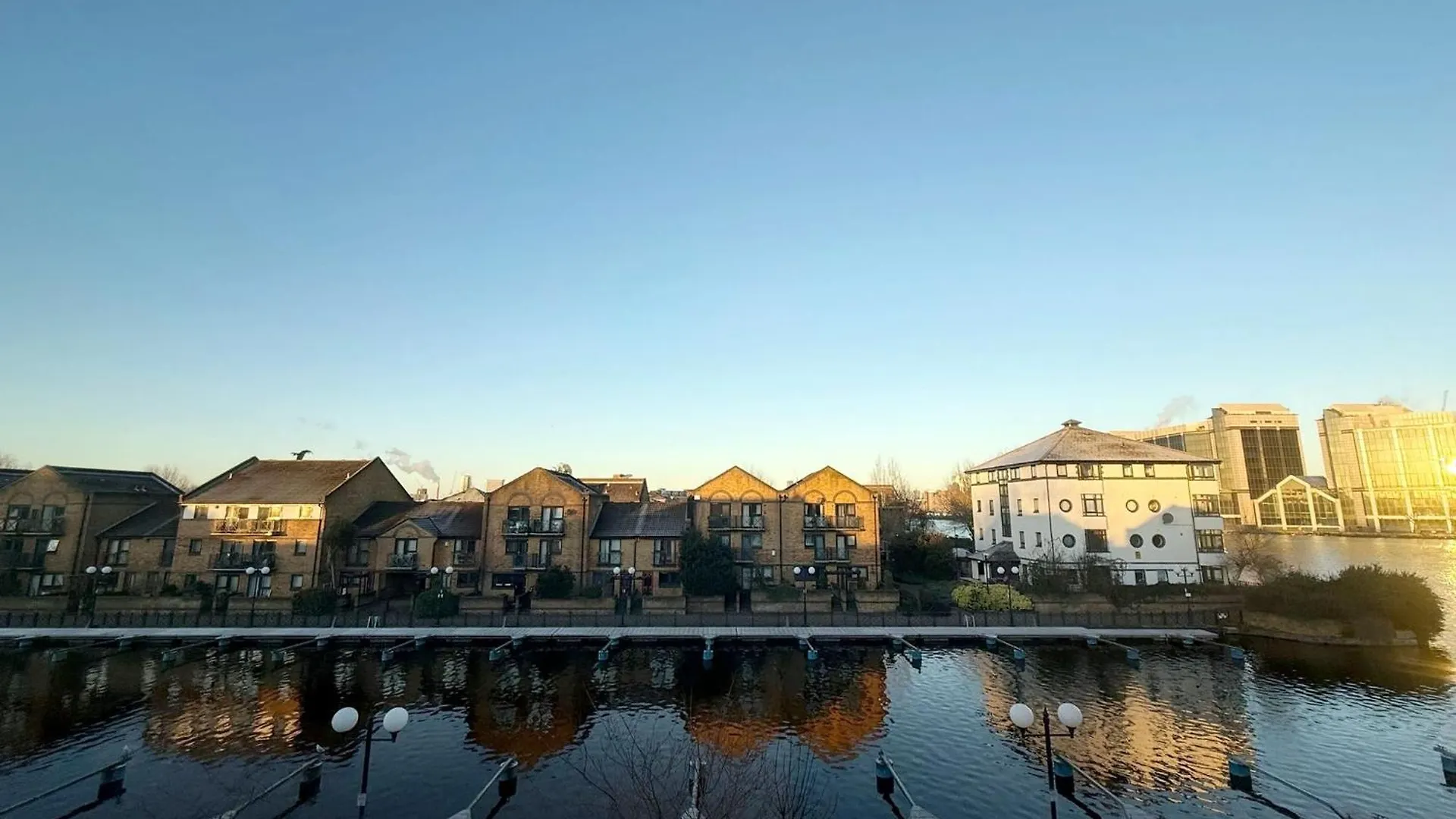 Canary Wharf Waterside Flat London Homestay